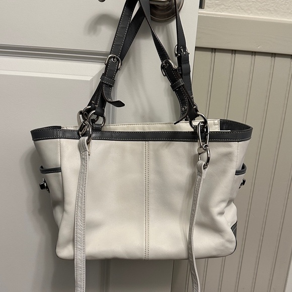 Coach Two-Tone Cream and Gray Shoulder Bag - Picture 4 of 8